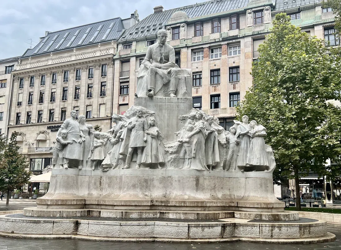 Vörösmarty Classic Xmas (Vörösmarty Square), Budapest