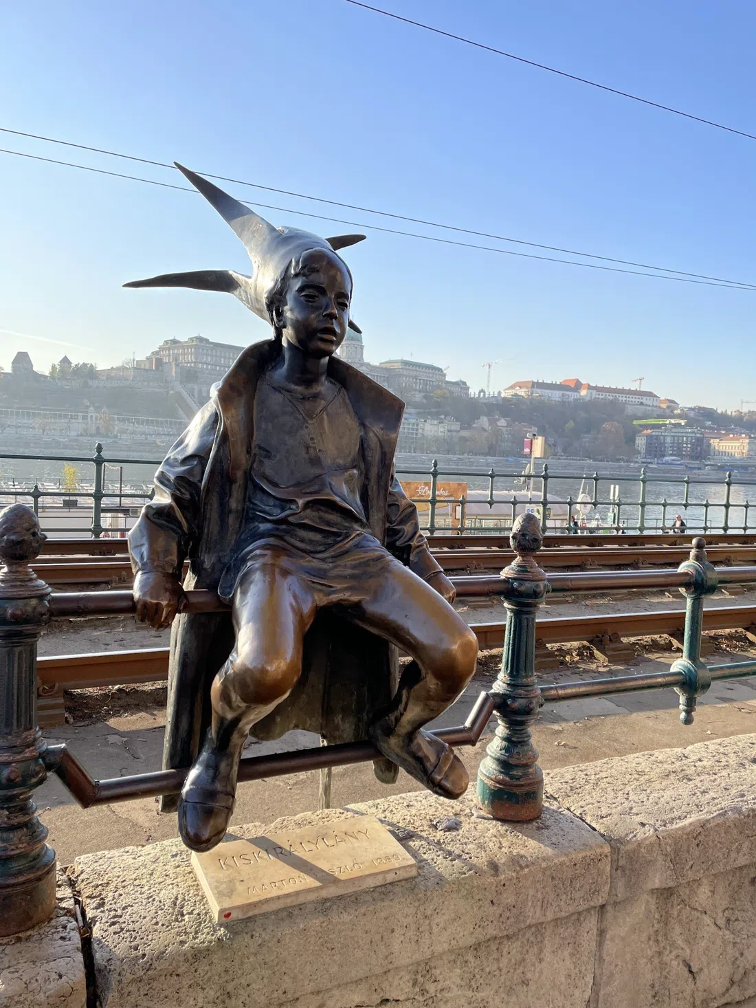 Donaus strandpromenad (Dunakorzó) och Lilla prinsessan-statyn, Budapest