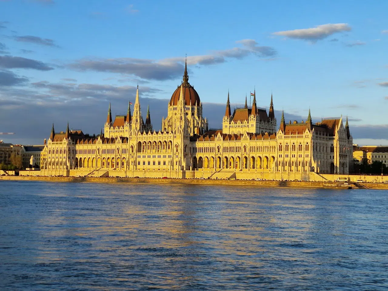 Gå genom Budapest från Parlamentet till Fiskebastionen i skymningen