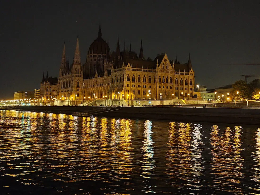 Legenda Danube Sightseeing Cruise, Budapest